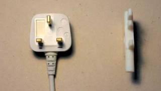 Folding Design Flattens the Fatty UK Plug